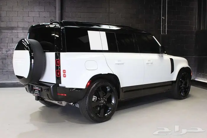 2025 Land Rover Defender 110 X-Dynamic SE 13
