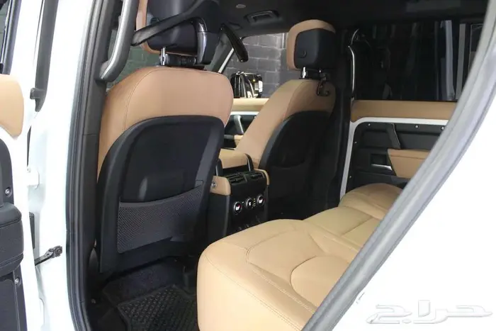 2025 Land Rover Defender 110 X-Dynamic SE 37