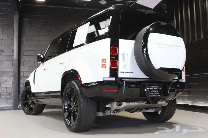 2025 Land Rover Defender 110 X-Dynamic SE 10