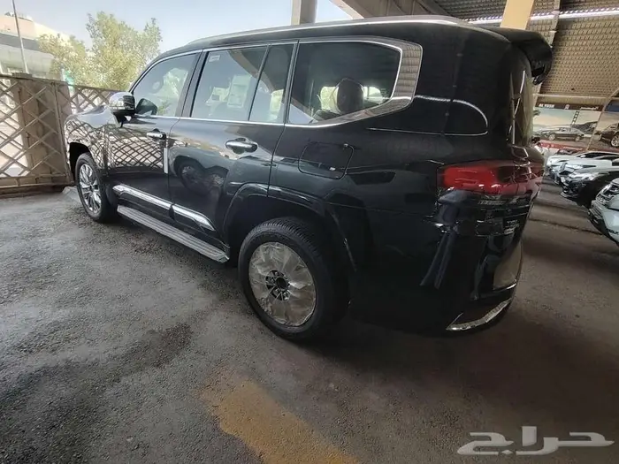 لاندكروزر VXR موديل 2025 بنزين حبه فقط لون اسود 8