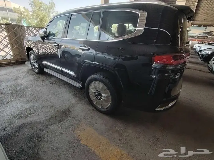 لاندكروزر VXR موديل 2025 بنزين حبه فقط لون اسود 9