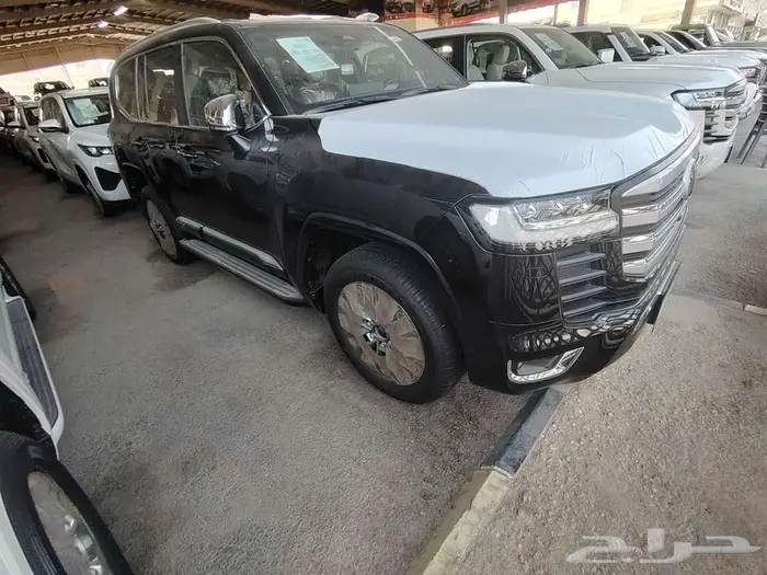 لاندكروزر VXR موديل 2025 بنزين حبه فقط لون اسود 2