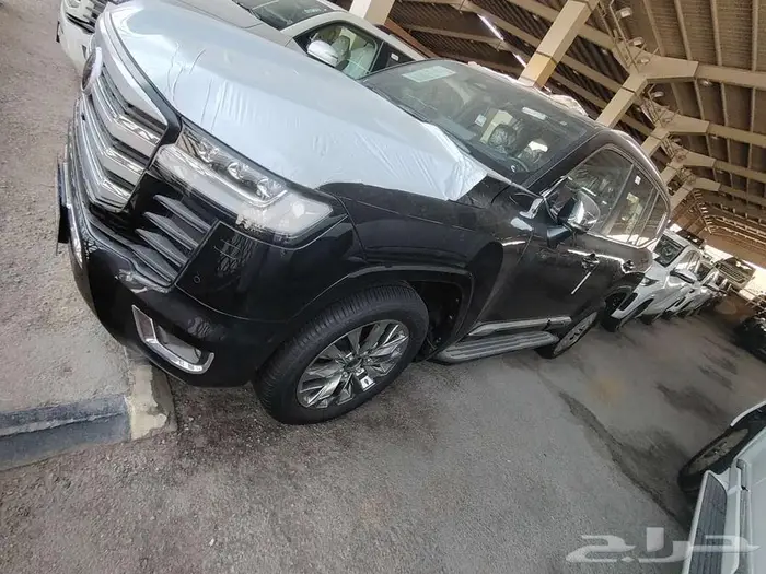 لاندكروزر VXR موديل 2025 بنزين حبه فقط لون اسود 4