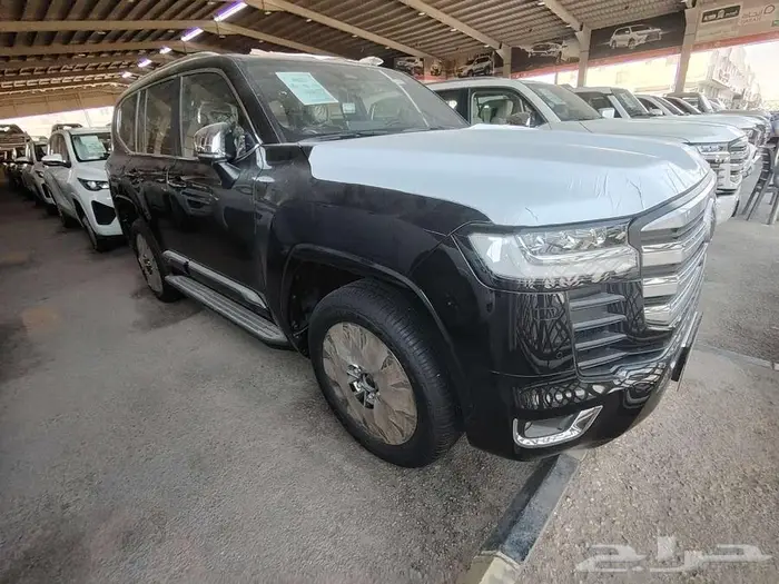 لاندكروزر VXR موديل 2025 بنزين حبه فقط لون اسود 3