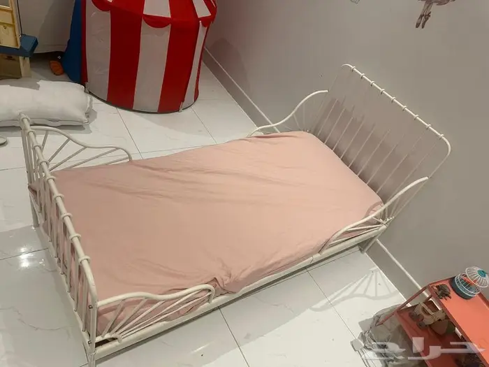 سرير اطفال   مكيفين   و شاشة 1