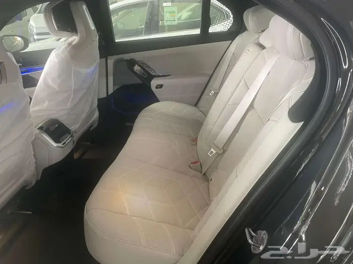 بي ام دبليو 735i موديل 2026 اسود رمادي خليجي 25