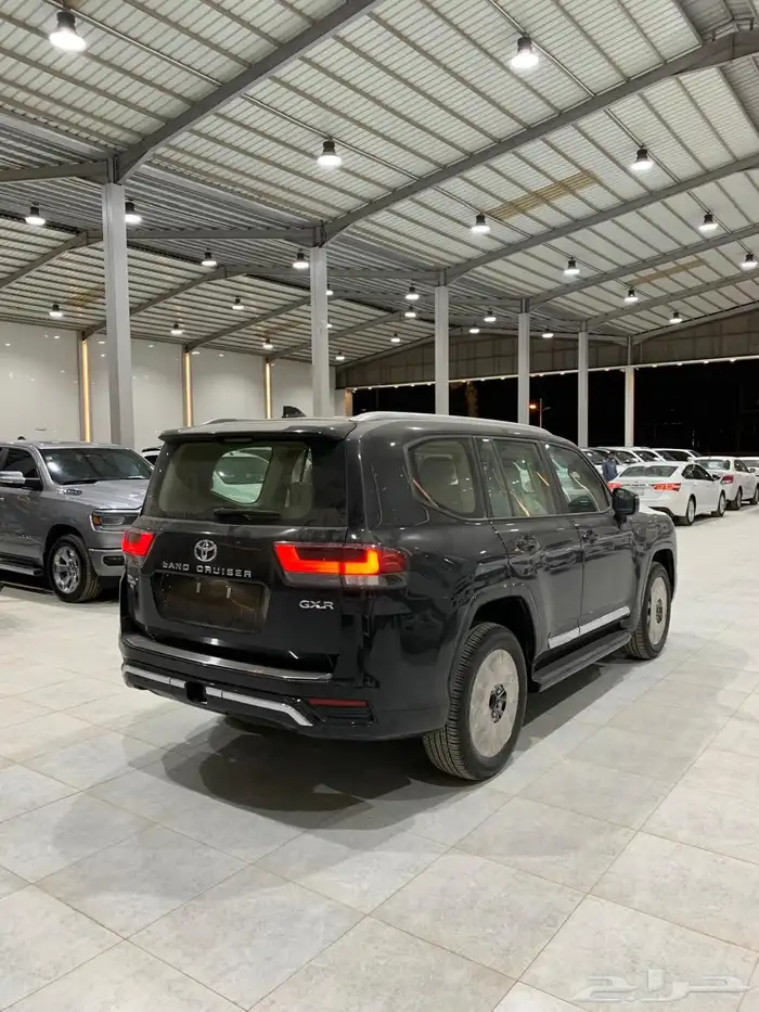 لاندكروزر L4 سعودي 2025 اسود بنزين أصفار 4