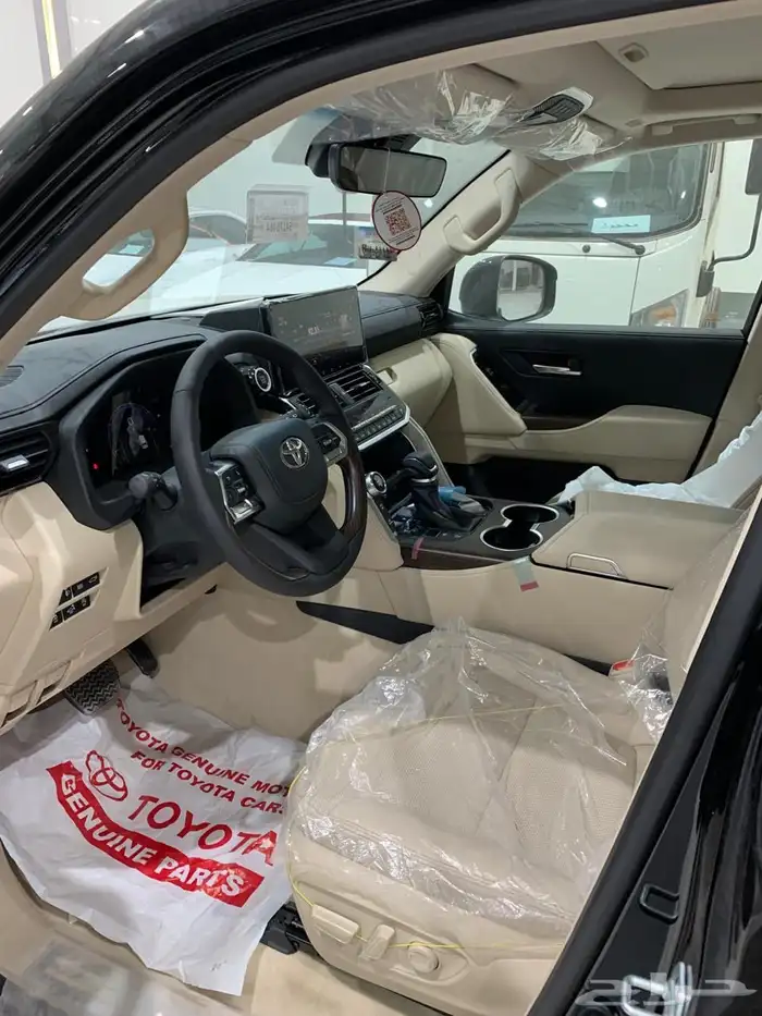لاندكروزر L4 سعودي 2025 اسود بنزين أصفار 6