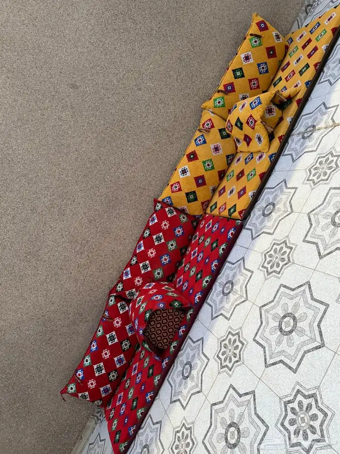 جلسه ارضيه تراثيه شتويه ل8اشخاص قماش مخمل لونين اصفر وحمر 0