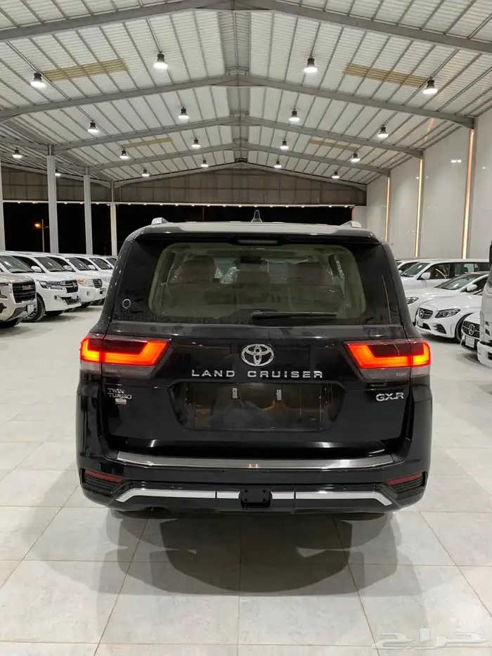 لاندكروزر L4 سعودي 2025 اسود بنزين أصفار 5