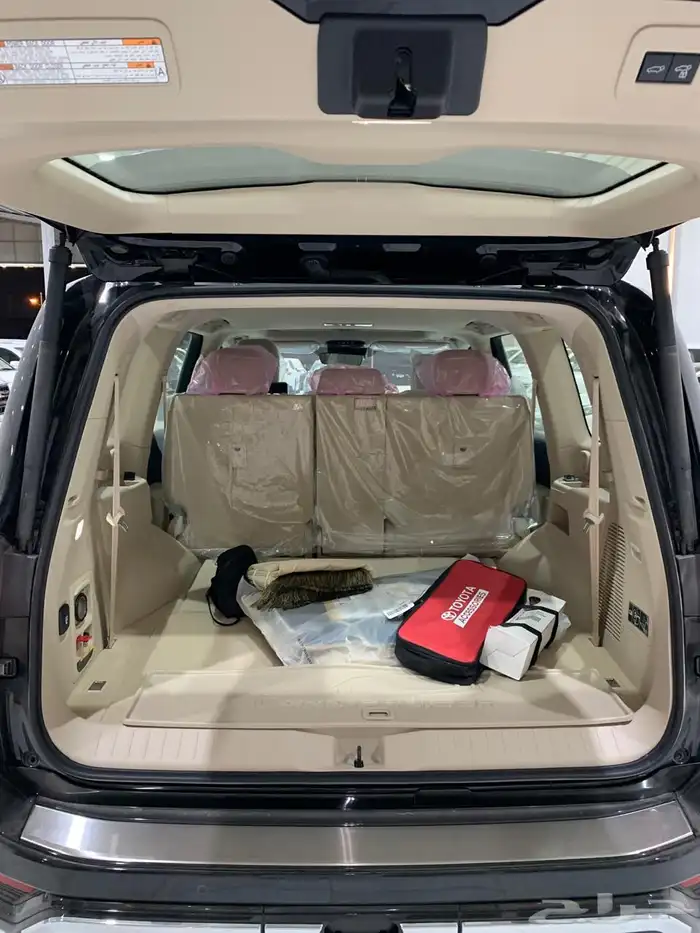 لاندكروزر L4 سعودي 2025 اسود بنزين أصفار 9