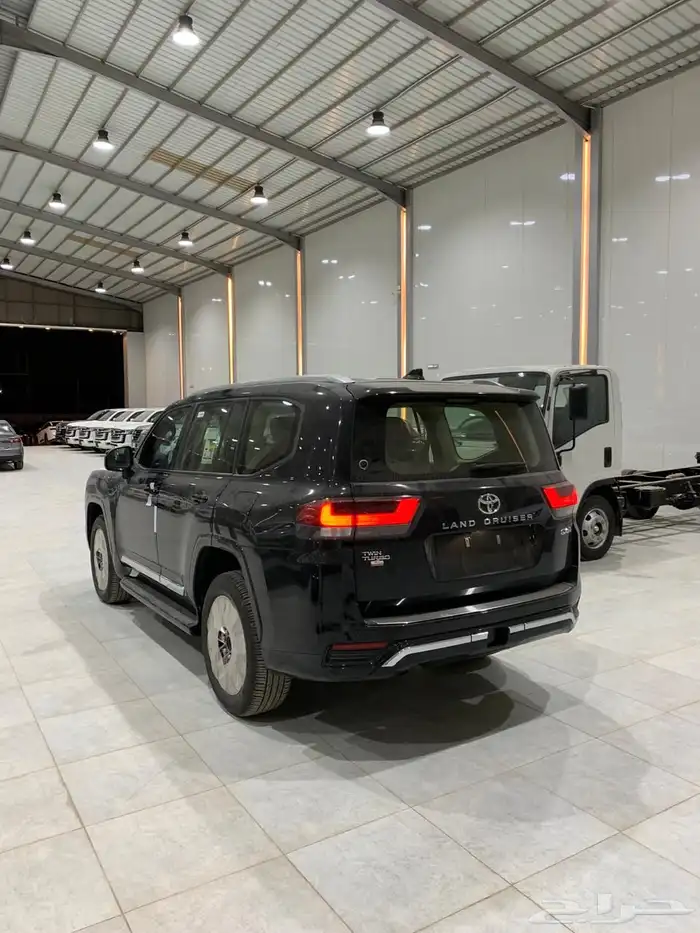 لاندكروزر L4 سعودي 2025 اسود بنزين أصفار 3