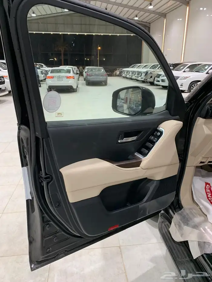 لاندكروزر L4 سعودي 2025 اسود بنزين أصفار 7