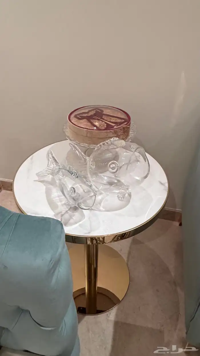 كنب في حالة ممتازة لام يستخدم مع الطاولات 4