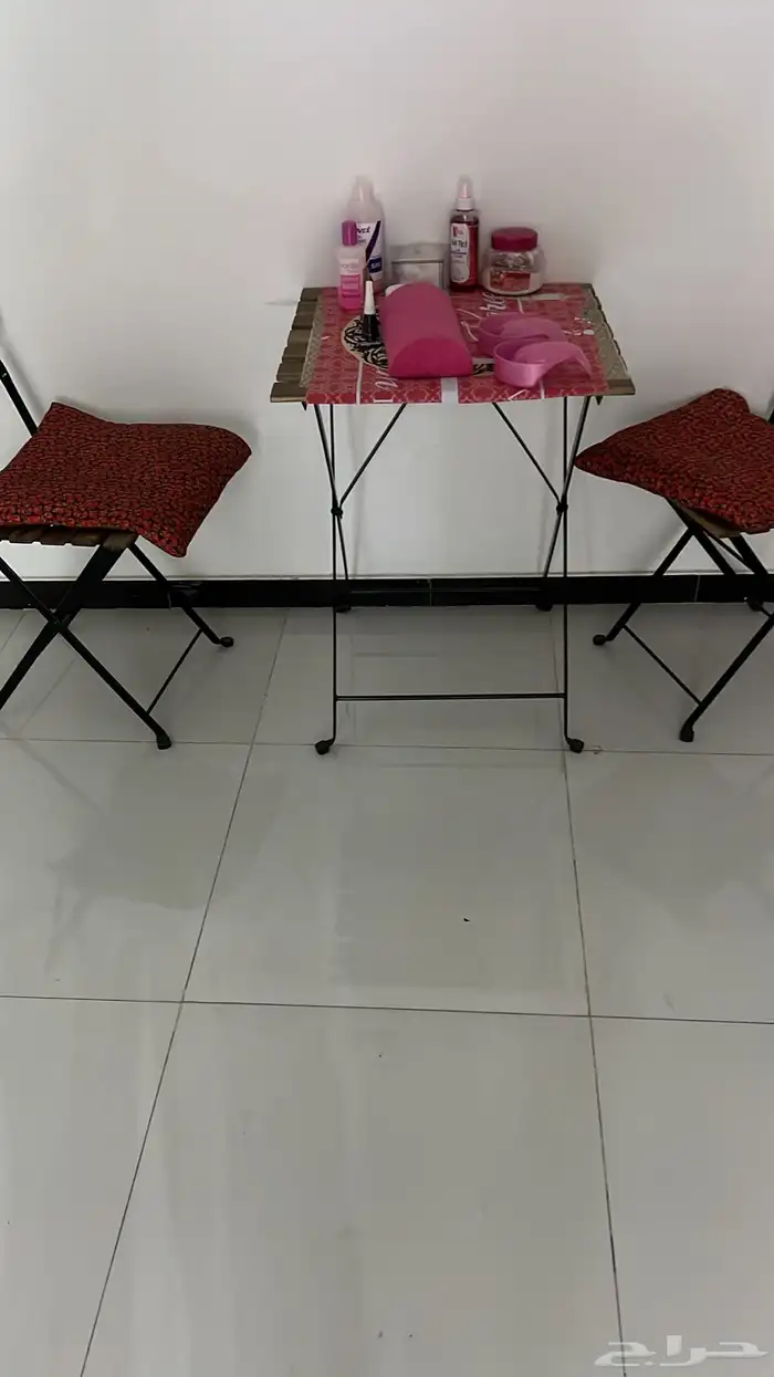كرسي بدكير مع الطاولة 0