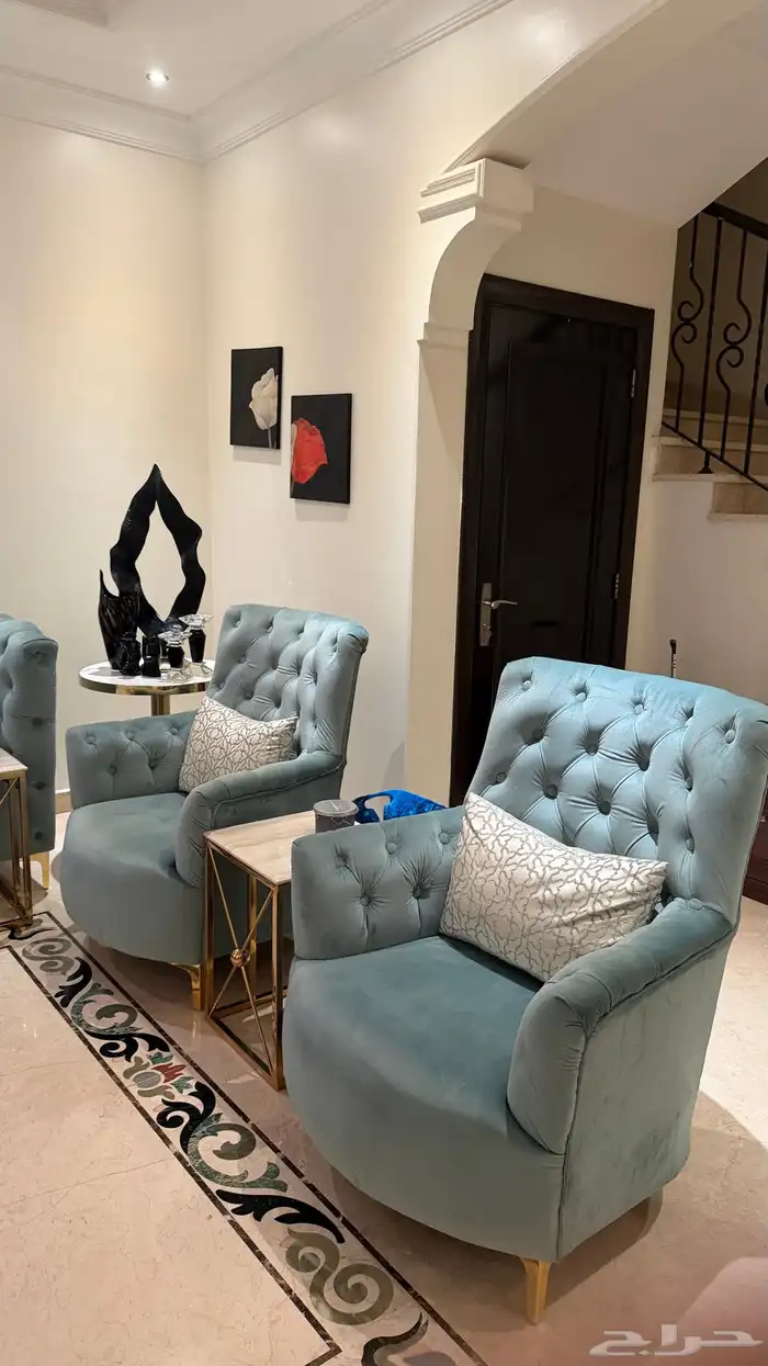 كنب في حالة ممتازة لام يستخدم مع الطاولات 0