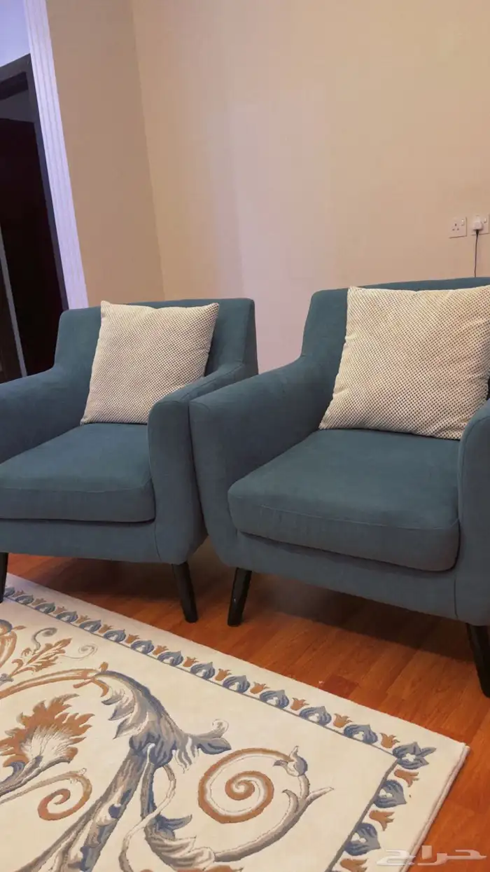 طاولة تلفزيون و2 كراسي كنب من اشلي جديدة 0