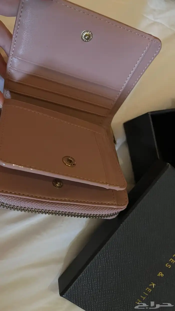 محفظة Charles   Keith 0