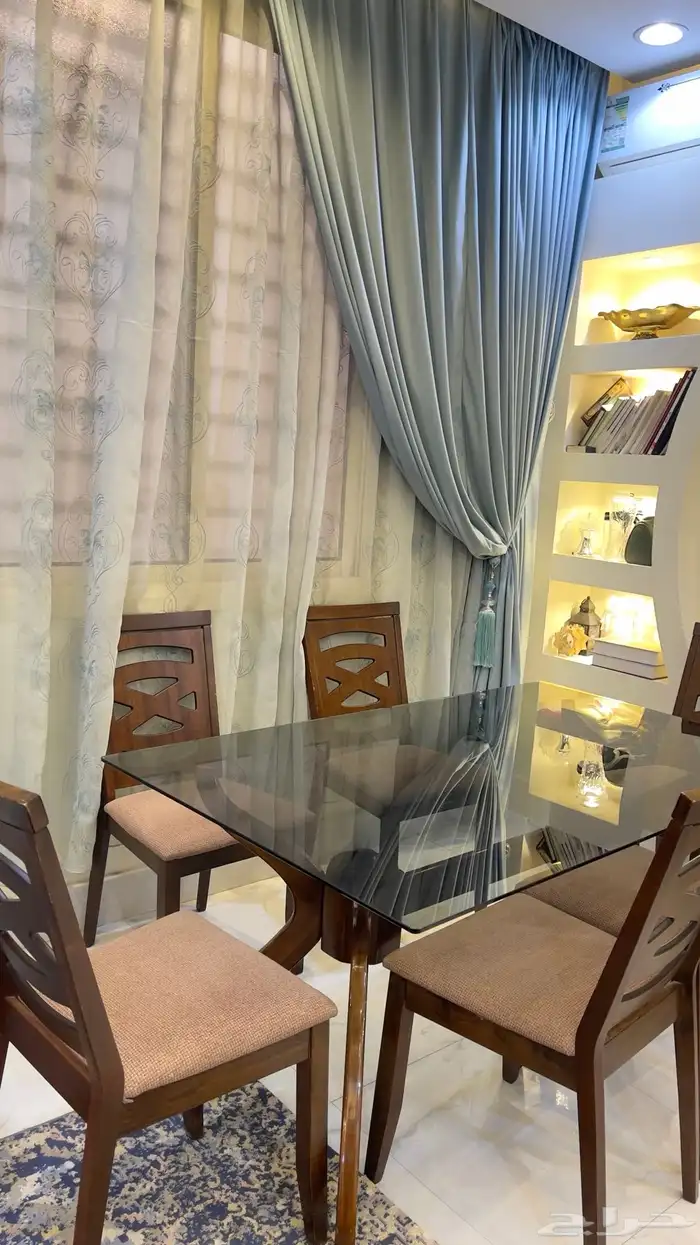 طاولة طعام معى 6 كراسي 1
