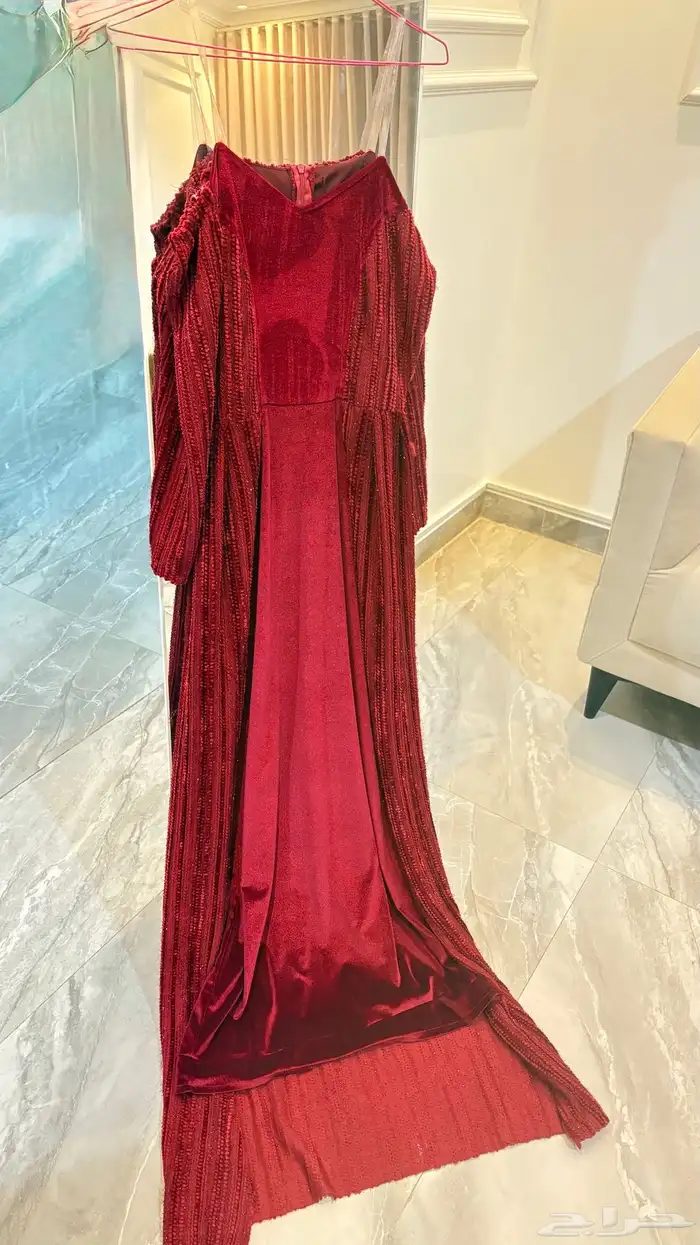 فستان احمر مخمل للمناسبات الشتوية 1