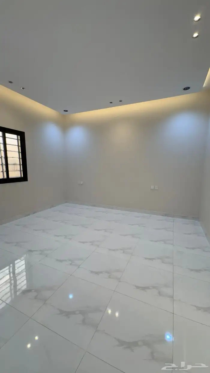 للبيع دور ارضى 6 غرف مع حوش من 550 الف بالخميس 16