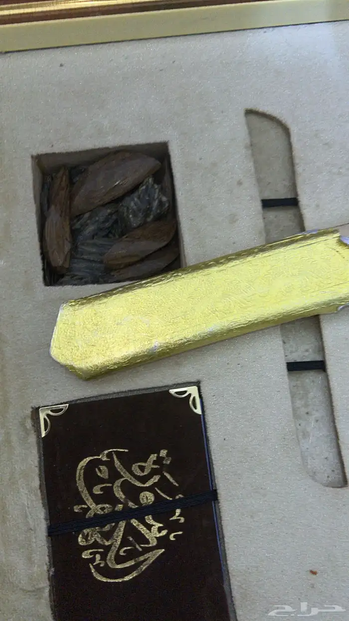 للبيع صندرق فيه سيف وعوده ناقصه بشت وعطر وتوله 1