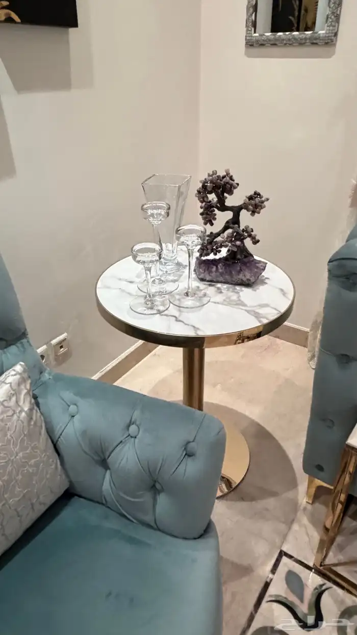 كنب في حالة ممتازة لام يستخدم مع الطاولات 3