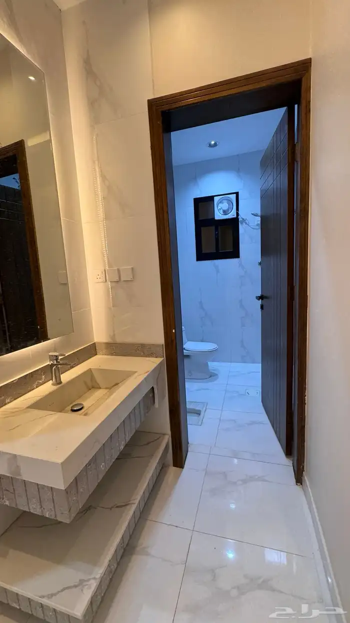 للبيع دور ارضى 6 غرف مع حوش من 550 الف بالخميس 12