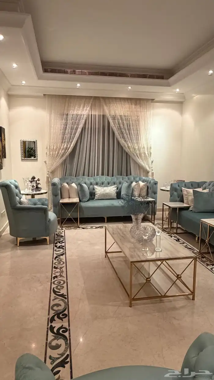 كنب في حالة ممتازة لام يستخدم مع الطاولات 2