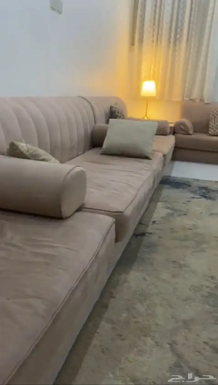 كنب صاله حرف U لون لحمي مع سبعه مخدات وست تكابات كنب مستعمل 1