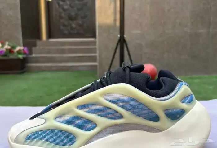Yeezy 700 V3  Kyanite  أصلي نظيف جد ا   استخدام شهر فقط 3
