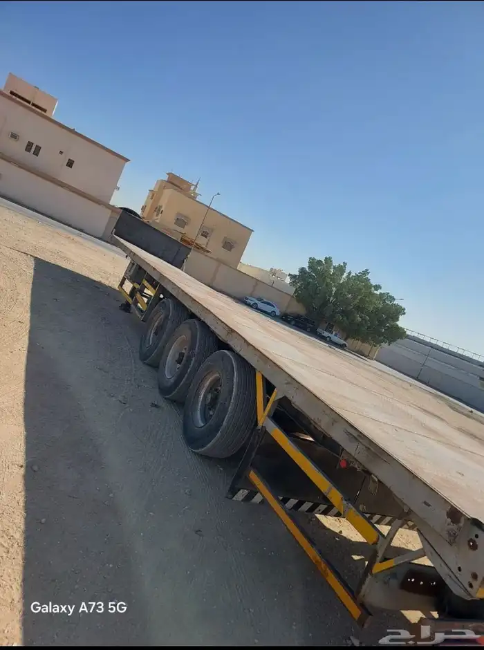 سطحه تريله ثلاث محاور منافيخ الطوال 13.6لايجار الشهري 0