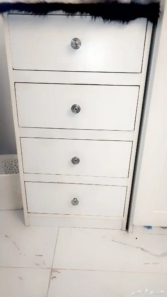 دولاب ملابس نظيف وسرير نظيفة للبيع 0