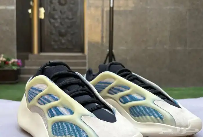 Yeezy 700 V3  Kyanite  أصلي نظيف جد ا   استخدام شهر فقط 2
