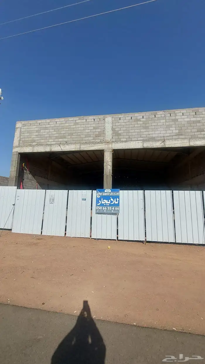 للايجار صاله فتحتين كبيره بحي الوادي تفتح شرقي على الشريان 0