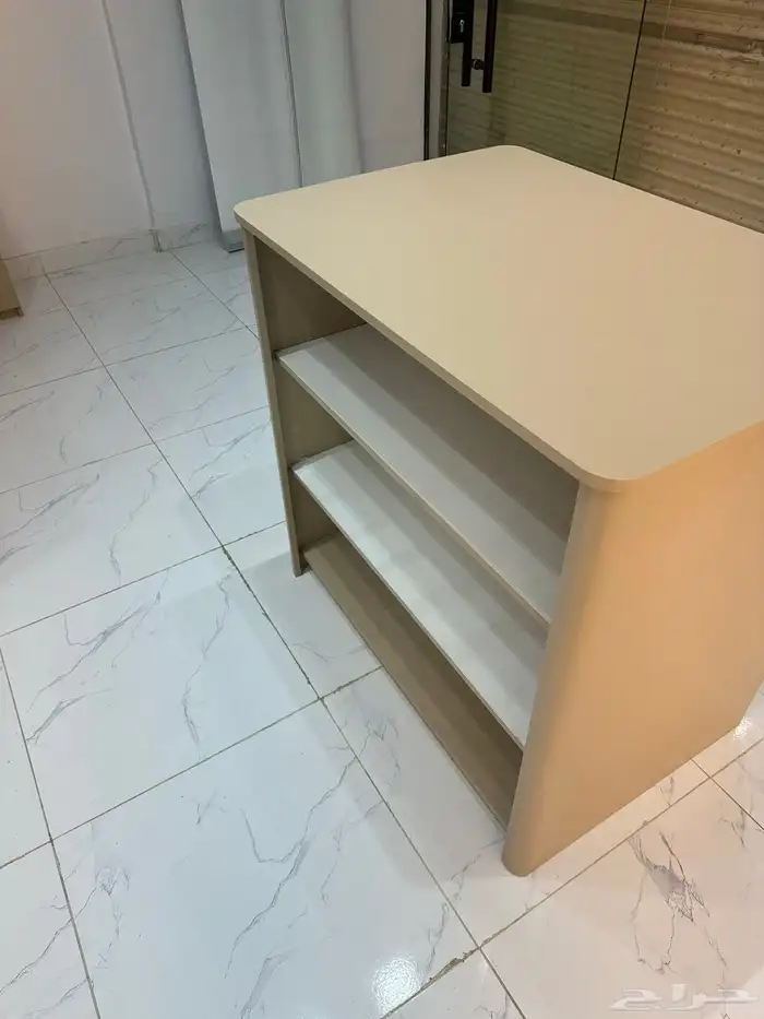طاولات وارفف للبيع 2