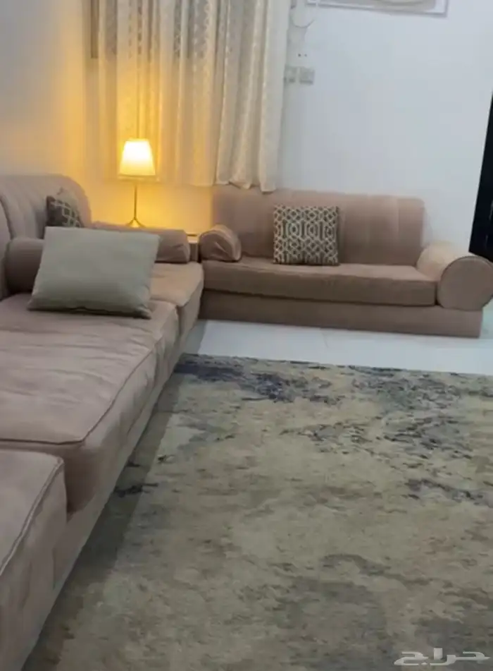 كنب صاله حرف U لون لحمي مع سبعه مخدات وست تكابات كنب مستعمل 0