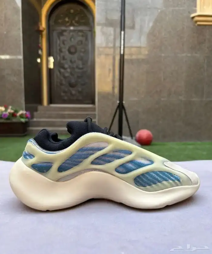 Yeezy 700 V3  Kyanite  أصلي نظيف جد ا   استخدام شهر فقط 4