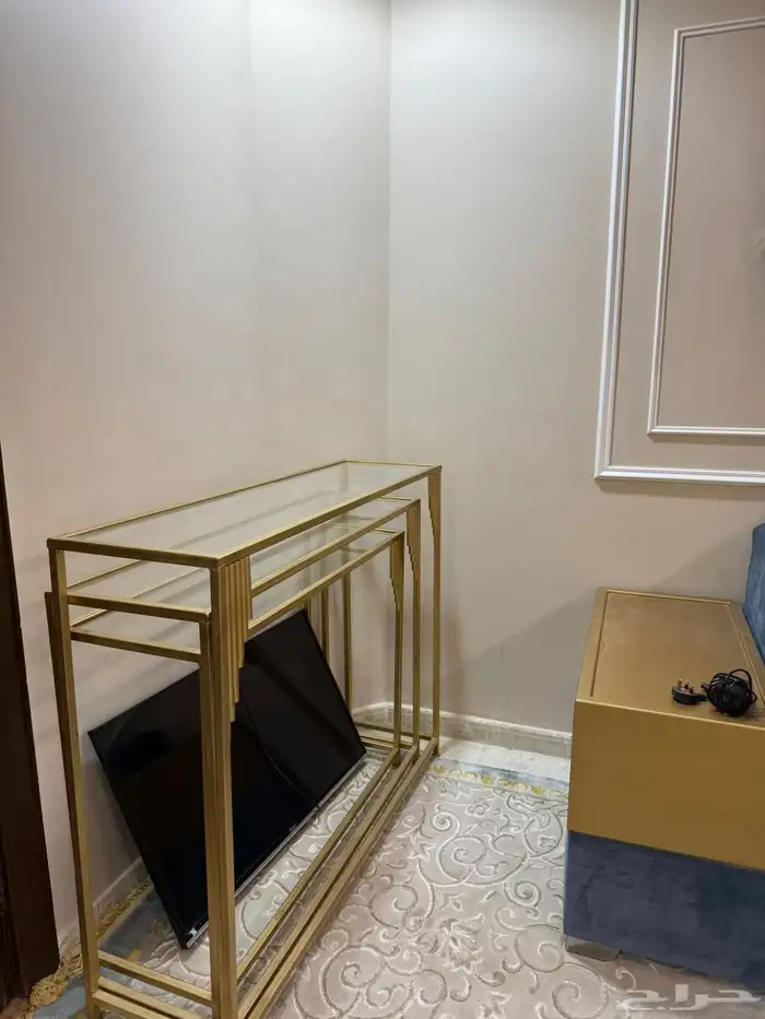 طقم كنب مجلس مع طاولة الخدمه وأكسسورات وطاولات ضيافة 7