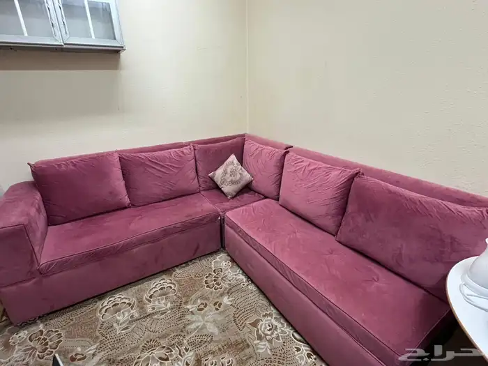 غرفة نوم كبيره وكنب وطاولات 3