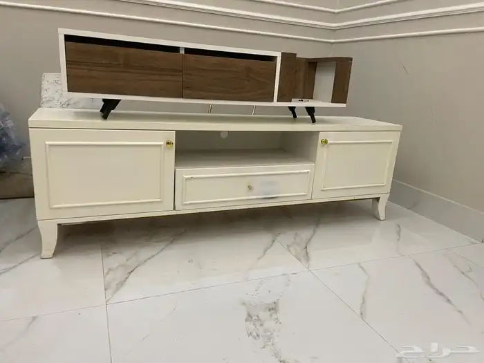 اثاث منزلي و شاشة كمبيوتر و طاولات 1