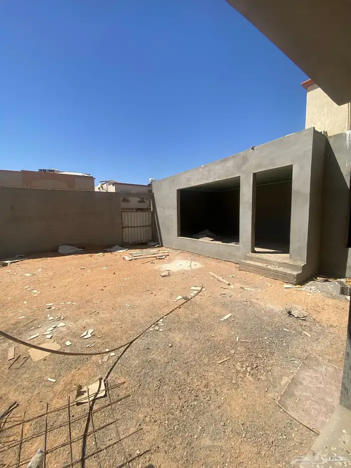 فلة مليسة للبيع في حي الريان مساحة كاملة على شارعين 3