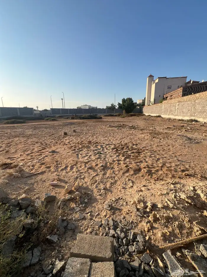 للبيع ارض مخطط باسهل حي اللؤلؤ مقسومه نصين مس 336 على حديقه 7