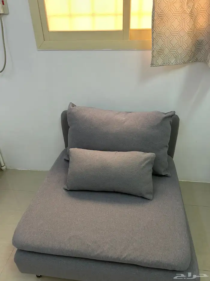 كنب ايكيا مع غطاءاضافي قابل للغسل في الغسالة وطاولة طعام 9