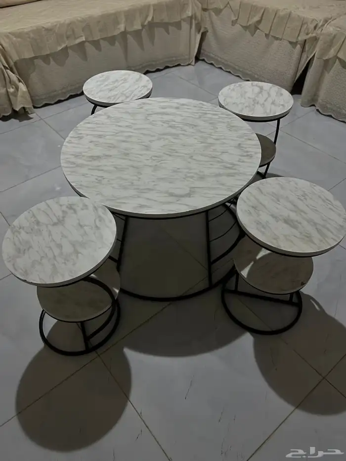 طاوله مع أربع تقديم 0