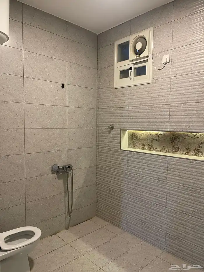 شقة ارضية مستقلة واسعة بمساحة دور قريبة من كوبري المطار 23