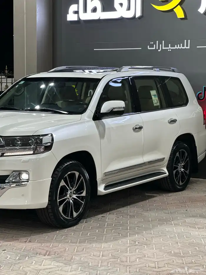 لاندكروزر GXR جراند تورنق - عداد 40 الف - 2021 - 8 سلندر 5