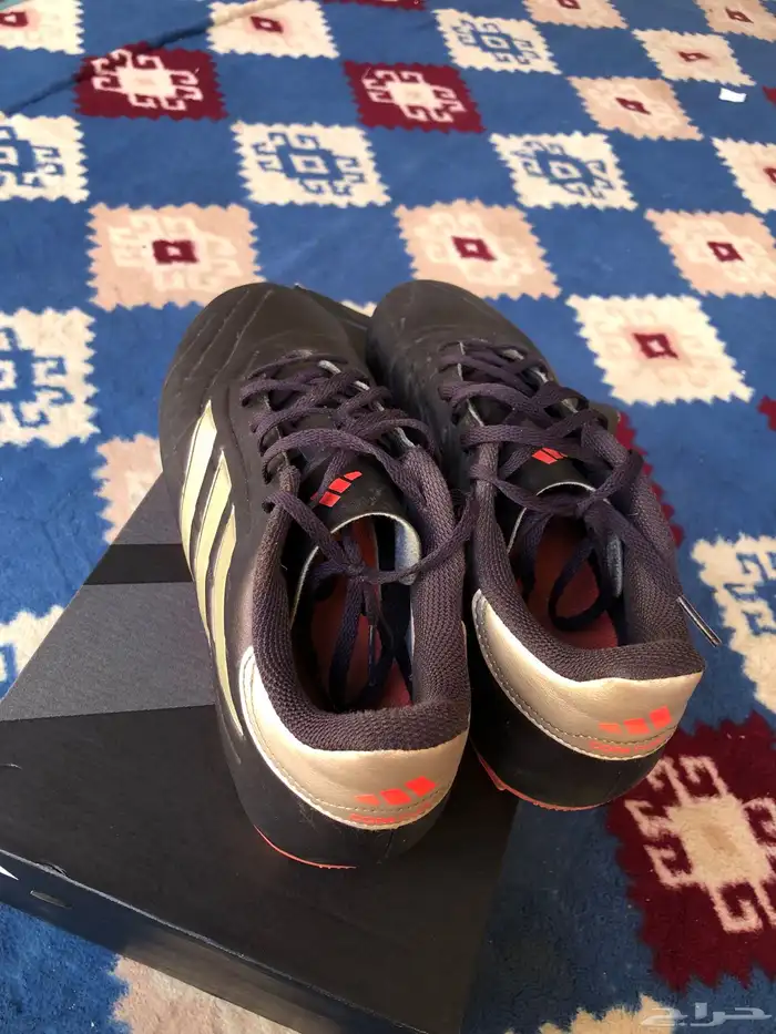 بوت كورة اديداس للبيع مقاس 43 2