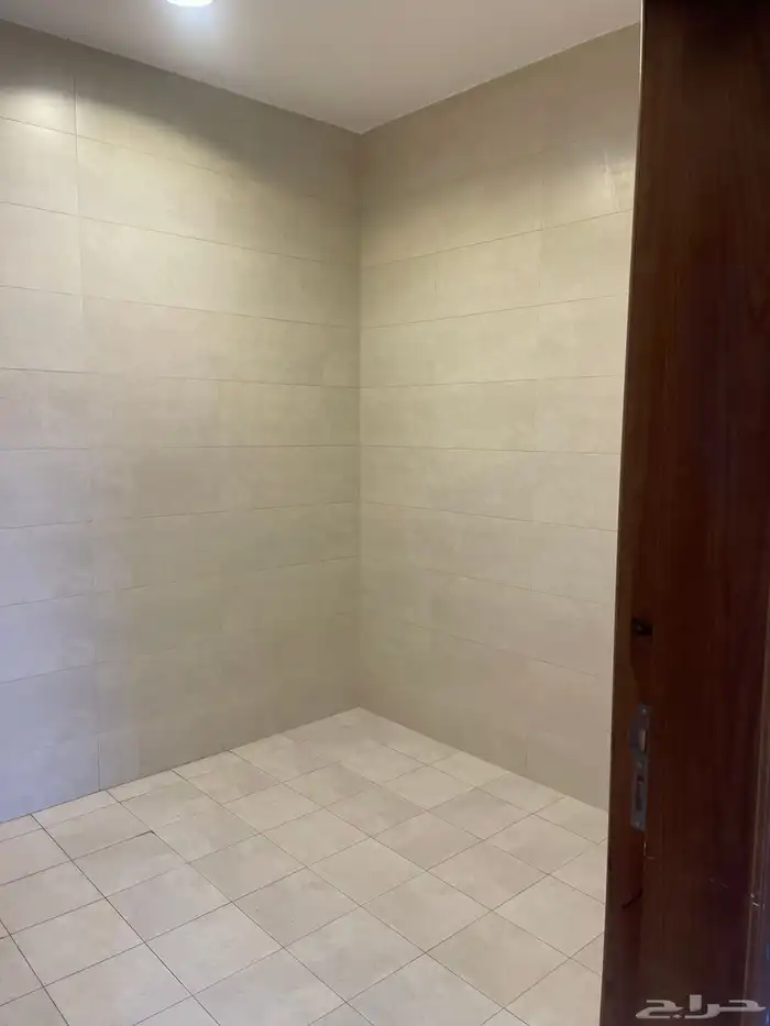 شقة ارضية مستقلة واسعة بمساحة دور قريبة من كوبري المطار 21