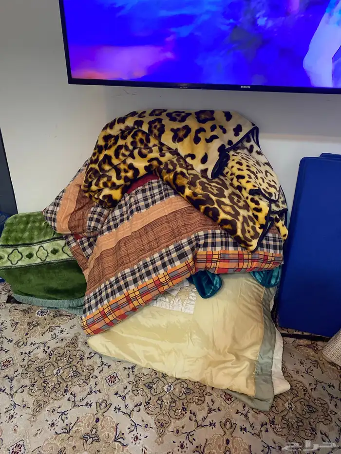 مكيف وكنب وبطانيات ومدخل 2